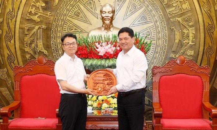  Đồng chí Nguyễn Hồng Thái trao quà lưu niệm cho đoàn công tác của Công ty trách nhiệm hữu hạn Amkor Technology Việt Nam. 