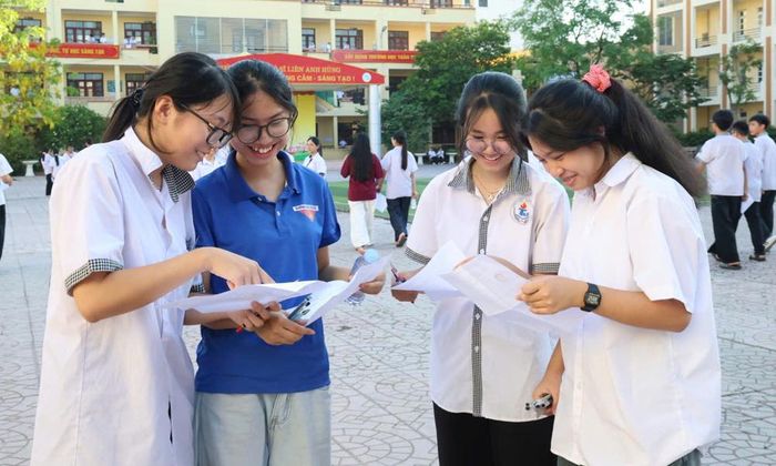 Thí sinh trao đổi bài sau khi kết thúc kỳ thi tuyển sinh vào lớp 10 năm học 2026 - 2027.
