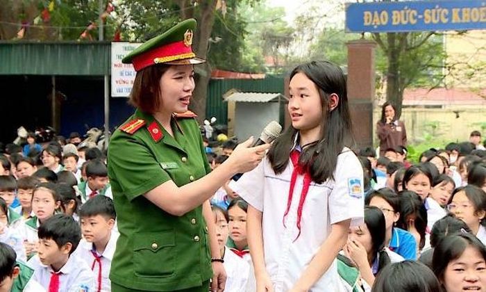 Chị Nguyễn Thị Thu Hường tuyên truyền pháp luật cho học sinh.