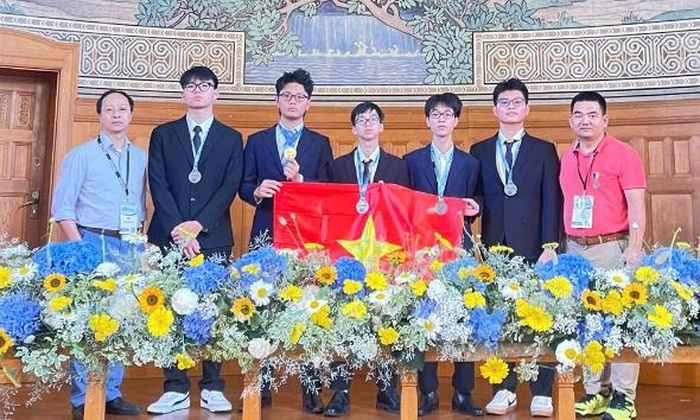 5 thí sinh Việt Nam tại Lễ trao giải EuPhO 2026 ở Thụy Điển (ngày 16/6).