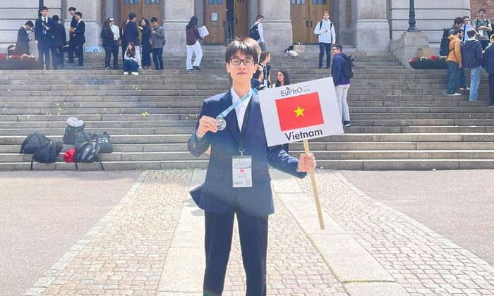 Hoàng Văn Thái Sơn sau lễ trao giải tại Thụy Điển ngày 16/6.