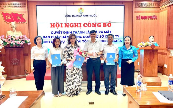 Thành lập Công đoàn Công ty TNHH Dịch vụ - Vận tải tổng hợp Nhơn Nghĩa. Ảnh: NGỌC QUỐC
