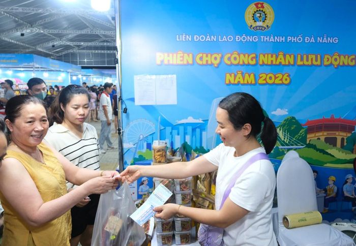 Liên đoàn Lao động thành phố tổ chức “Phiên chợ công nhân lưu động” thu hút đông đảo đoàn viên, người lao động tham gia. Ảnh: HẠ TUYÊN