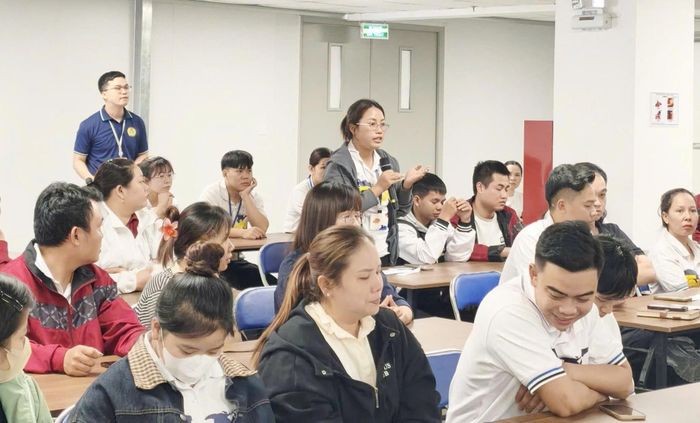 Đoàn viên, người lao động Công ty TNHH Điện tử Foxlink Đà Nẵng tham gia đối thoại với lãnh đạo công ty. Ảnh: ĐVCC