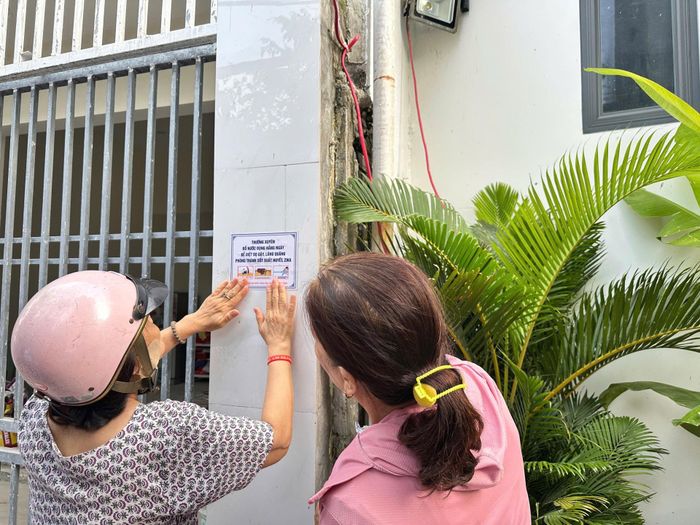 Trạm y tế phường Thanh Khê tuyên truyền tại khu dân cư, nâng cao ý thức người dân trong phòng chống sốt xuất huyết. Ảnh: THANH XUÂN