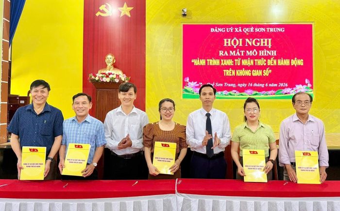 Đại diện các đảng bộ, chi bộ trực thuộc Đảng bộ xã Quế Sơn Trung ký cam kết thực hiện mô hình phủ xanh không gian mạng. Ảnh: DUY THÁI