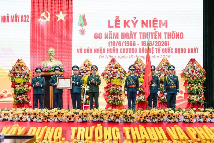 Thượng tướng Phạm Trường Sơn (đứng giữa), Phó Tổng Tham mưu trưởng Quân đội nhân dân Việt Nam thừa ủy quyền Chủ tịch nước trao Huân chương Bảo vệ Tổ quốc hạng Nhất cho Nhà máy A32.