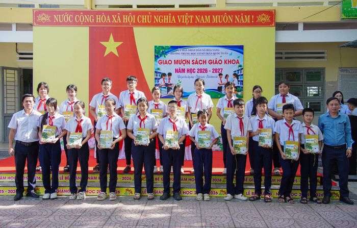 Trường THCS Trần Quốc Tuấn (thôn Toại Cẩm Trung, xã Hòa Vang) trao hơn 900 bộ sách giáo khoa cho học sinh phục vụ năm học 2026 - 2027. Ảnh: BẢO LÂM