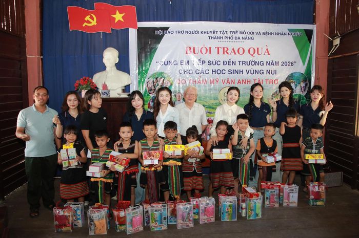Đại diện các đơn vị trao quà cho học sinh hai tổ dân phố Tà Lang và Giàn Bí. Ảnh: ĐẮC MẠNH