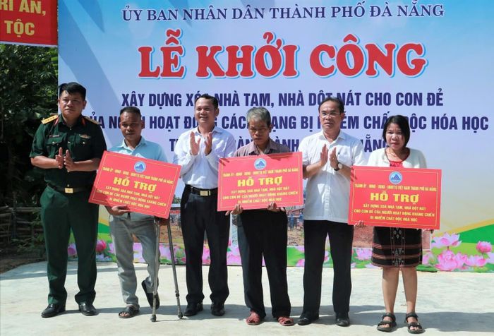 Phó Chủ tịch UBND thành phố Trần Anh Tuấn (thứ 2 từ phải sang) cùng lãnh đạo xã Sông Kôn trao bảng hỗ trợ nhà ở cho hộ con đẻ người hoạt động kháng chiến ở xã Sông Kôn. Ảnh: VA RA