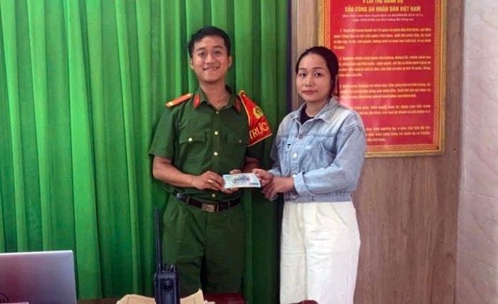 Công an phường Điện Bàn trả lại tài sản cho bà Hồ Thị Thanh Nữ. Ảnh: C.A