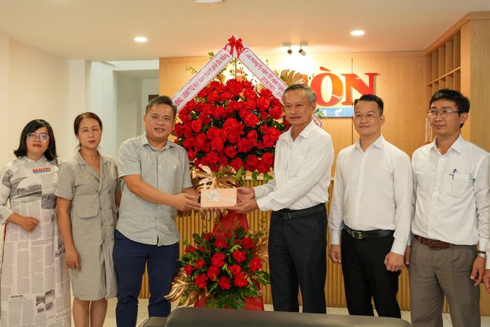 Phó Chủ tịch HĐND thành phố Đoàn Ngọc Hùng Anh tặng hoa chúc mừng Văn phòng đại diện Báo Sài Gòn Giải Phóng tại miền Trung. Ảnh: T.CÔNG