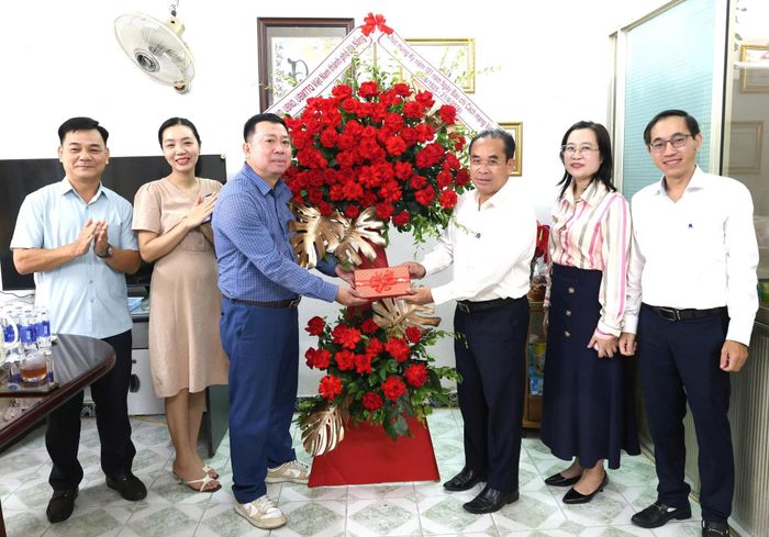 Phó Chủ tịch UBND thành phố Trần Anh Tuấn thăm Văn phòng đại diện Báo Người Lao động khu vực miền Trung. Ảnh: NGỌC HÀ
