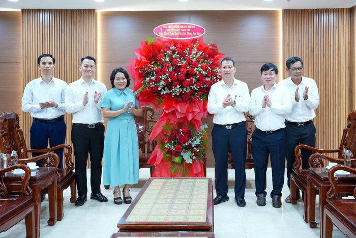 Chủ tịch UBND thành phố Nguyễn Mạnh Hùng tặng hoa chúc mừng Ban Tuyên giáo và Dân vận Thành ủy. Ảnh: T.CÔNG