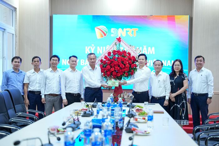 Phó Chủ tịch HĐND thành phố Đoàn Ngọc Hùng Anh (thứ 5 từ trái sang) tặng hoa chúc mừng Báo và phát thanh, truyền hình Đà Nẵng. Ảnh: T.CÔNG