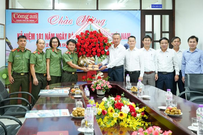 Đoàn công tác thăm, chúc mừng Ban Chuyên đề Công an thành phố Đà Nẵng. Ảnh: T.CÔNG