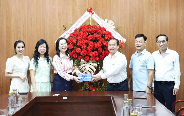 Phó Chủ tịch UBND thành phố Trần Anh Tuấn thăm Tổ Công tác thông tin và truyền thông thành phố. Ảnh: NGỌC HÀ