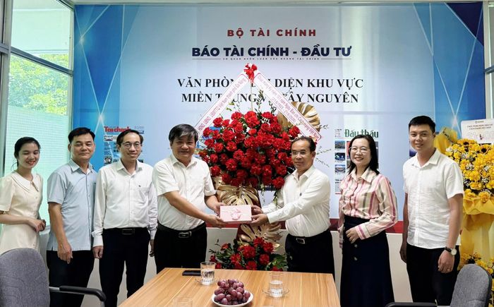 Phó Chủ tịch UBND thành phố Trần Anh Tuấn thăm Văn phòng đại diện Báo Tài chính - Đầu tư tại Đà Nẵng. Ảnh: NGỌC HÀ.