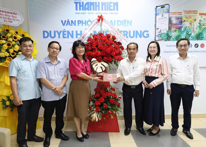 Phó Chủ tịch UBND thành phố Trần Anh Tuấn (thứ 3 từ phải sang) thăm, chúc mừng Văn phòng đại diện Báo Thanh Niên - khu vực Duyên hải miền Trung. Ảnh: NGỌC HÀ.