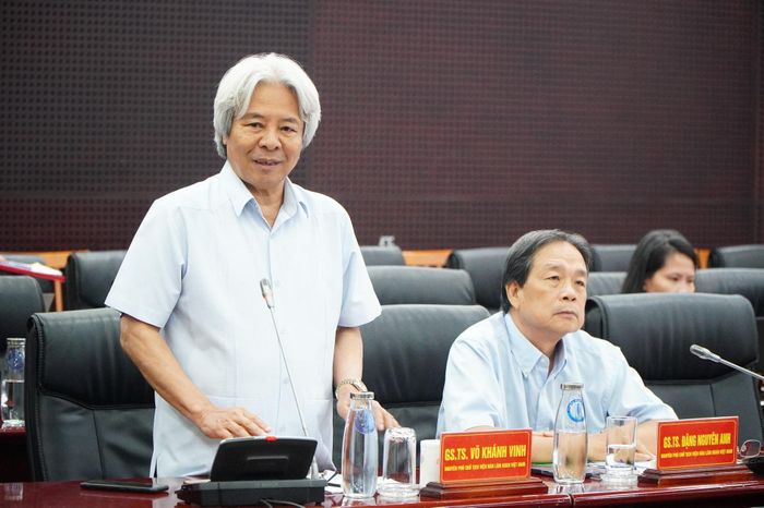 GS.TS. Võ Khánh Vinh, nguyên Phó Chủ tịch Viện Hàn lâm Khoa học xã hội Việt Nam phát biểu ý kiến tại tọa đàm. Ảnh: VINH ANH