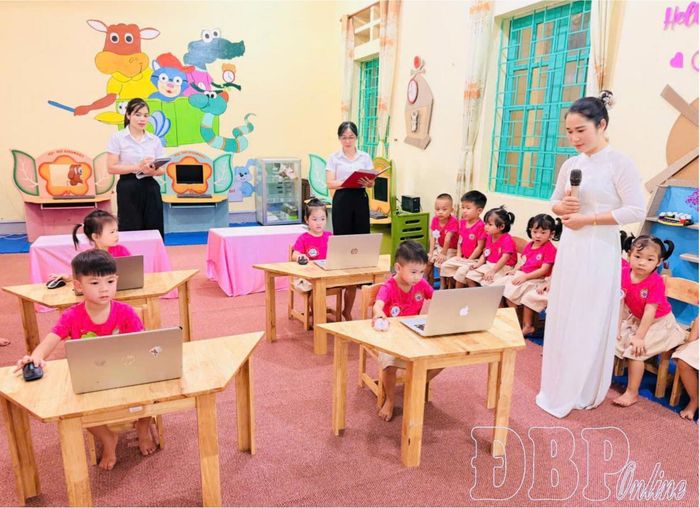 Giáo viên Trường Mầm non số 1 Thanh Yên hướng dẫn trẻ làm quen với máy tính.