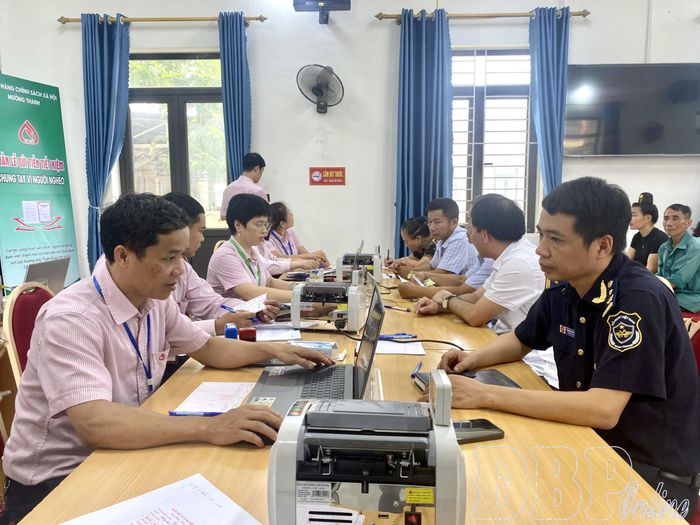 Cá bộ, nhân dân xã Sam Mứn gửi tiền tiết kiệm, hưởng ứng “Tuần lễ gửi tiết kiệm chung tay vì người nghèo”.