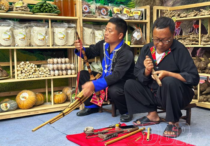 Nghệ nhân Giàng A Páo, bản Nậm Tắt 2, xã Nà Bủng chế tác khèn Mông.