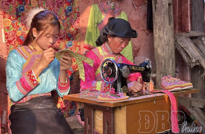 Giày thêu, sản phẩm du lịch đặc sắc của cộng đồng dân tộc Xạ Phang (xã Mường Tùng).