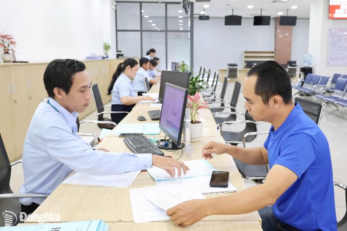 Công chức Trung tâm Phục vụ hành chính công thành phố Đồng Nai hướng dẫn người dân giải quyết thủ tục hành chính.