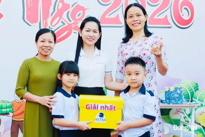 Giáo viên Trung tâm Ngoại ngữ - Tin học Astra và Trường tiểu học Lý Thường Kiệt (phường Tam Hiệp) tổ chức Cuộc thi Tiếng Anh cho học sinh. Ảnh: Công Nghĩa