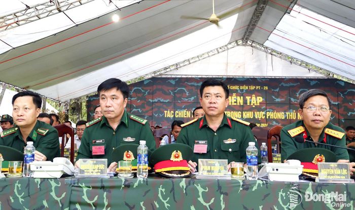 Thủ trưởng Quân khu 7, Bộ Chỉ huy Quân sự thành phố và đại biểu dự diễn tập ngày 16-6. Ảnh: Nguyệt Hà