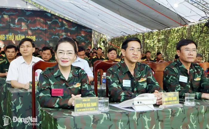 Lãnh đạo xã Tân Tiến dự diễn tập ngày 16-6. Ảnh: Nguyệt Hà