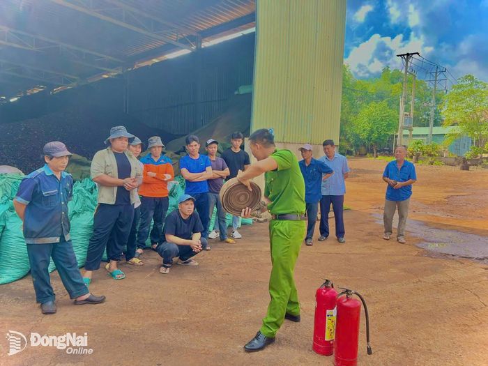 Cán bộ Đội Chữa cháy và CNCH khu vực 15 hướng dẫn công nhân cách sử dụng lăng phun, các thao tác triển khai vòi chữa cháy và những lưu ý bảo đảm an toàn khi chữa cháy