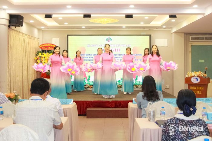 Một tiết mục văn nghệ do người cao tuổi phường Trấn Biên biểu diễn tại buổi họp mặt. Ảnh: Nga Sơn