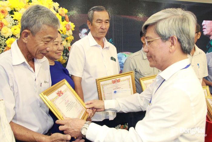 Chủ tịch Hội Người cao tuổi thành phố Nguyễn Văn Long trao giấy khen biểu dương người cao tuổi tiêu biểu giai đoạn 2016-2026. Ảnh: Nga Sơn