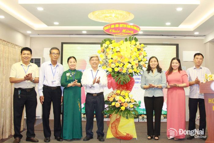 Phó Trưởng ban Tuyên giáo và Dân vận Thành ủy Nguyễn Thị Loan và đại diện các sở, ngành tặng hoa chúc mừng Hội Người cao tuổi thành phố. Ảnh: Nga Sơn