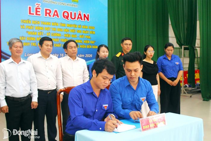 Đại diện các cơ sở Đoàn ký kết giao ước thi đua. Ảnh: Danh Lộc
