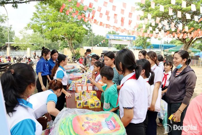 Đoàn viên thanh niên, học sinh và người dân tham gia đổi rác lấy quà. Ảnh: Thu Bồn