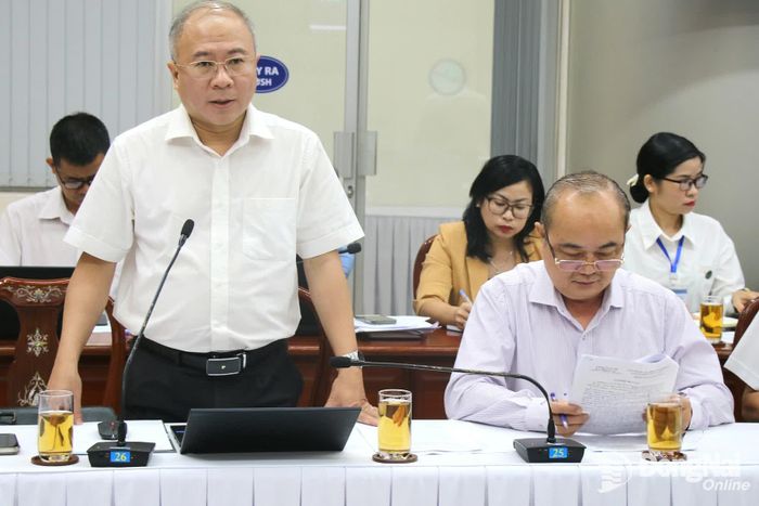 Phó Giám đốc Sở Khoa học và Công nghệ Nguyễn Minh Quang báo cáo thực trạng xây dựng, liên thông, kết nối dữ liệu của các cơ quan, đơn vị trên địa bàn thành phố. Ảnh: Hải Quân