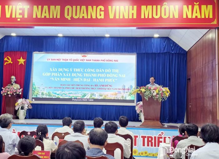 Đồng chí Hà Anh Dũng, Ủy viên Ban Thường vụ Thành ủy, Phó Chủ tịch Thường trực Ủy ban MTTQ Việt Nam thành phố, báo cáo viên Trung ương triển khai nội dung chuyên đề. Ảnh: Tố Tâm