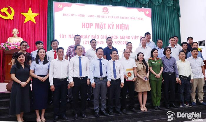 Lãnh đạo phường Long Thành và các nhà báo trong buổi họp mặt. Ảnh: Nguyệt Hà
