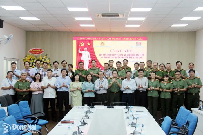 Các đại biểu chụp ảnh lưu niệm. Ảnh: Trần Danh