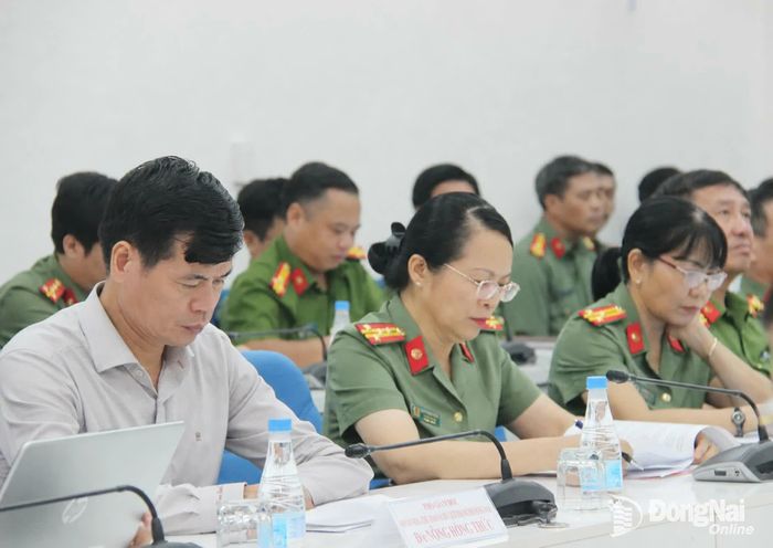 Đại diện lãnh đạo các phòng nghiệp vụ của Công an thành phố và Báo và Phát thanh, Truyền hình Đồng Nai tham dự buổi lễ. Ảnh: Trần Danh