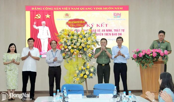 Dịp này, lãnh đạo Công an thành phố Đồng Nai đã tặng lẵng hoa chúc mừng 101 năm Ngày Báo chí cách mạng Việt Nam cho lãnh đạo Báo và Phát thanh, Truyền hình Đồng Nai. Ảnh: Trần Danh