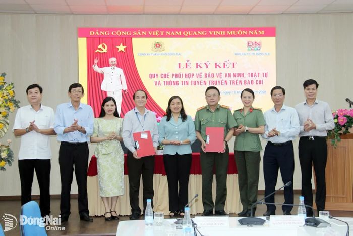 Lãnh đạo Công an thành phố Đồng Nai và Báo và Phát thanh, Truyền hình Đồng Nai thực hiện ký kết quy chế phối hợp. Ảnh: Trần Danh