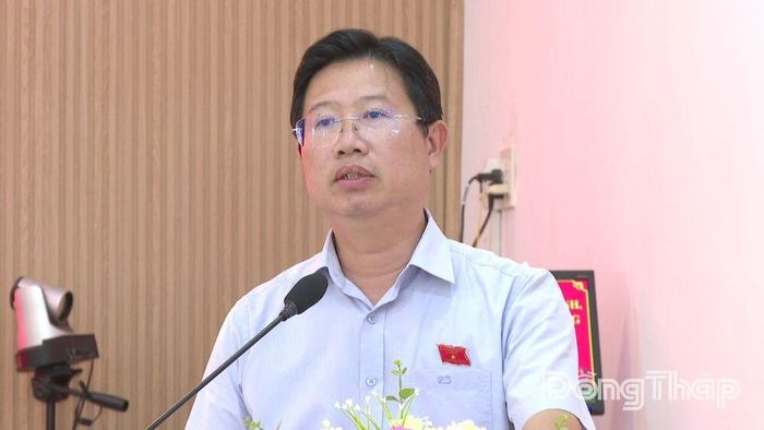 Đồng chí Huỳnh Minh Tuấn, Tỉnh ủy viên, Phó Chủ tịch UBND tỉnh Đồng Tháp phát biểu tại buổi tiếp xúc cử tri.