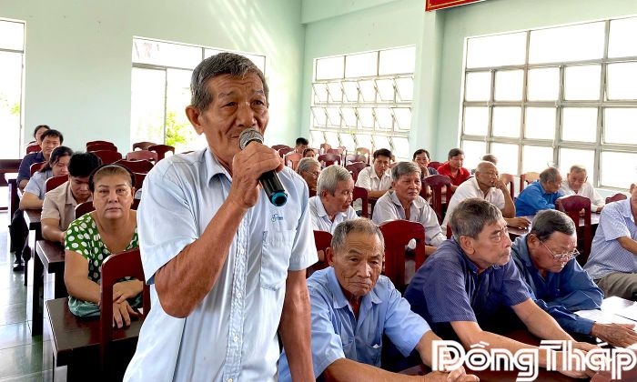 Người dân xã Vĩnh Hựu phát biểu ý kiến tại hội nghị.