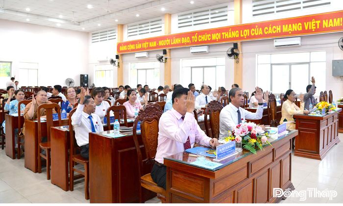 Đại biểu biểu quyết thông qua các Nghị quyết tại kỳ họp.