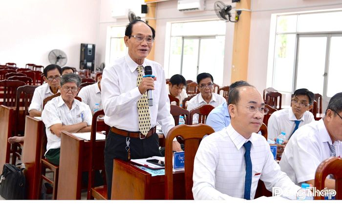 Đại biểu tham dự kỳ họp nêu ý kiến.