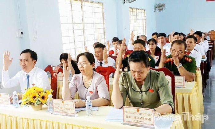 Đại biểu biểu quyết thông qua Nghị quyết tại Kỳ họp.